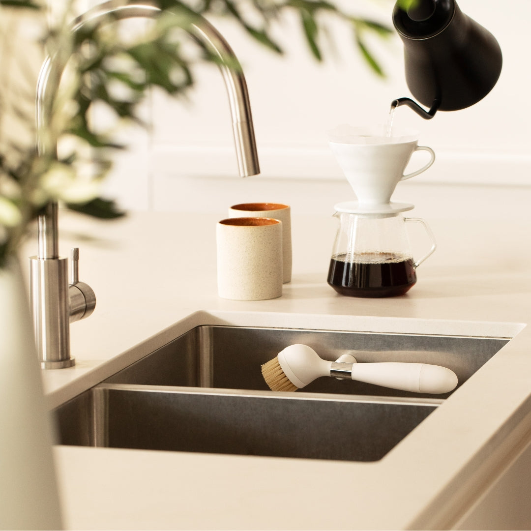 Yesēco | The ONE BRUSH™ V2 | With Magnetic Stand - NASH + BANKS | White