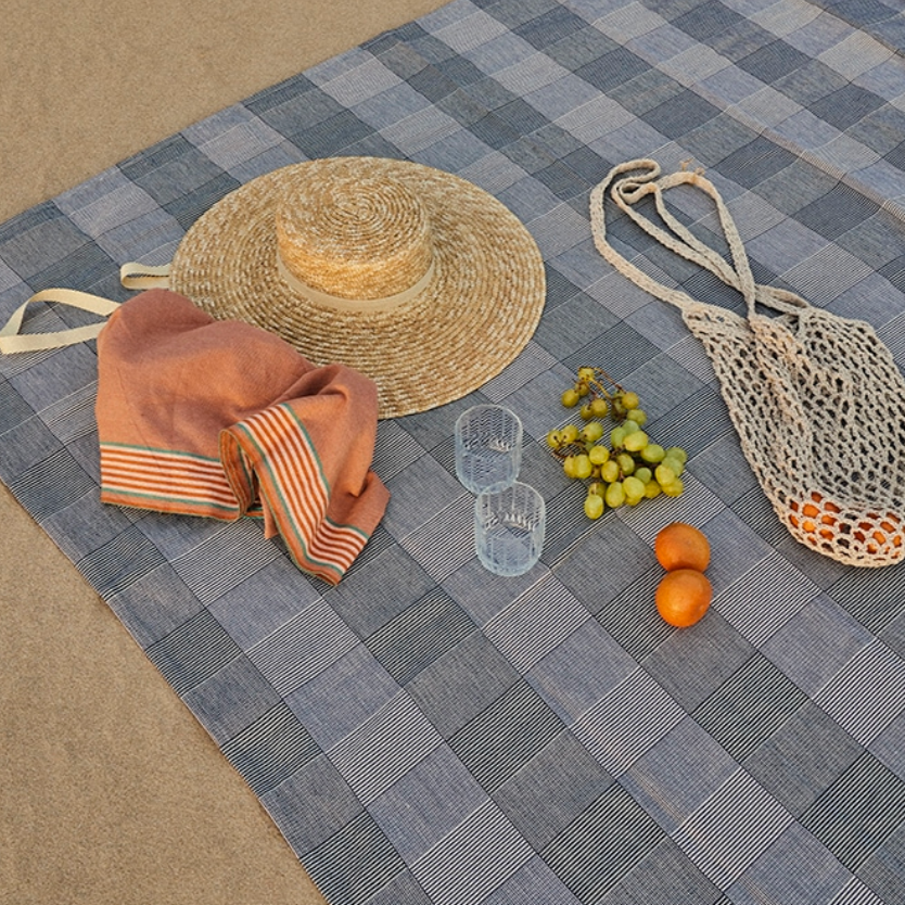 Mungo Textiles - Mungo Picnic Blanket with Strap - Plum